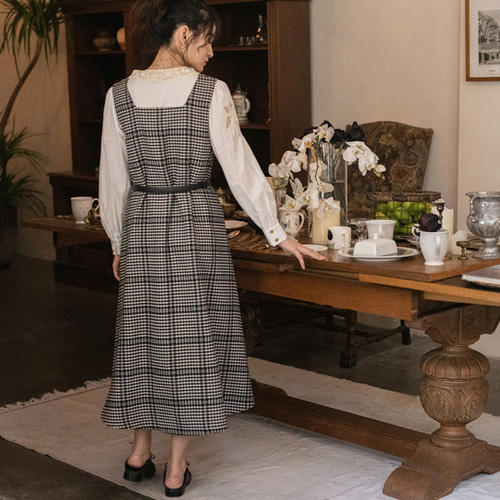 着こなし次第でロングシーズン活躍する チェック柄 ジャンパースカート