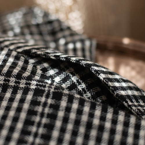 着こなし次第でロングシーズン活躍する チェック柄 ジャンパースカート