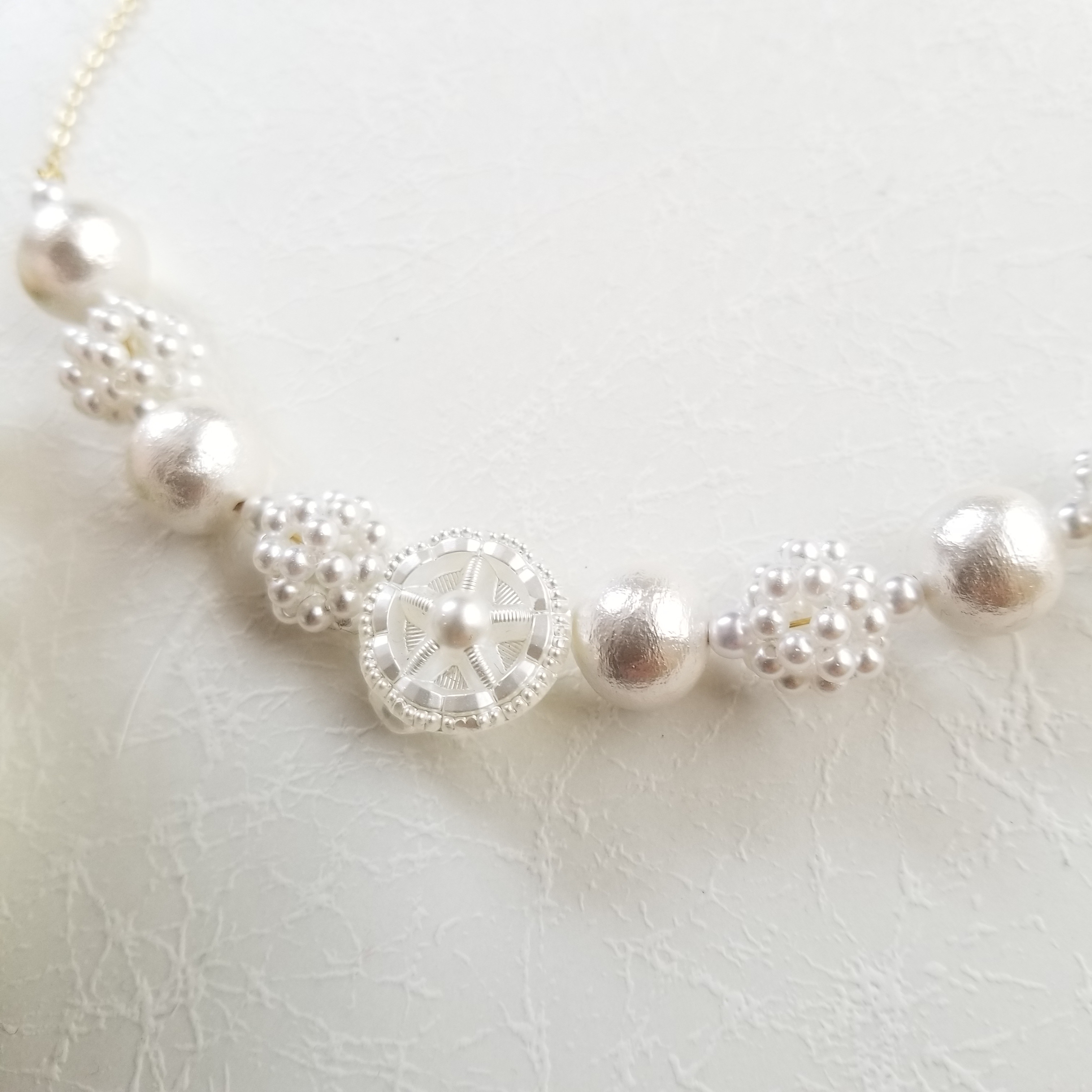 ゾエホワイト　ヴィンテージジボタンのネックレス　結婚式、成人式、卒業式、セレモニー、入学式、セレモニー