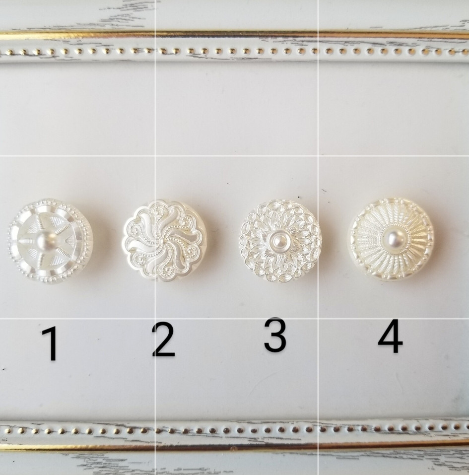 ゾエホワイト　ヴィンテージジボタンのネックレス　結婚式、成人式、卒業式、セレモニー、入学式、セレモニー