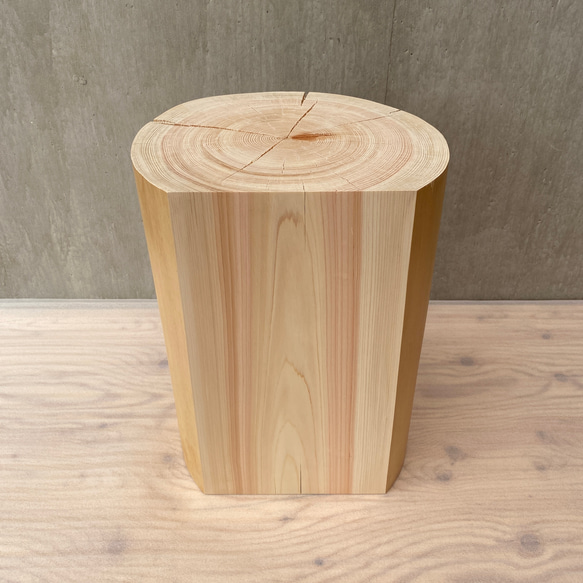 【ひのきの切り株のスツール】丸太 椅子 ヒノキ オブジェ フラワーディスプレイ 高級感 かわいい サイドテーブル 植物 3枚目の画像