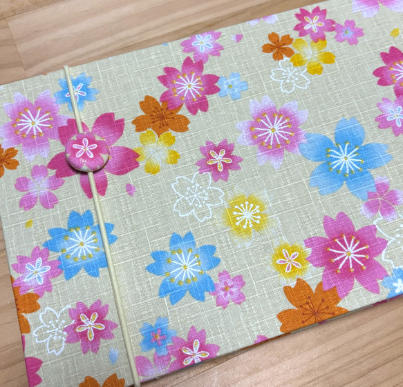 【御朱印ホルダー】（大）見開き60枚　バンド付　書置き用御朱印ホルダー　切り絵御朱印ホルダー　一つあると便利　花　黄色 5枚目の画像