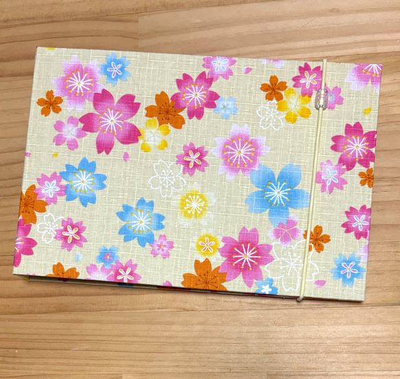 【御朱印ホルダー】（大）見開き60枚　バンド付　書置き用御朱印ホルダー　切り絵御朱印ホルダー　一つあると便利　花　黄色 2枚目の画像