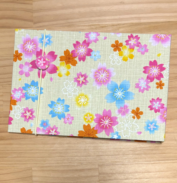 【御朱印ホルダー】（大）見開き60枚　バンド付　書置き用御朱印ホルダー　切り絵御朱印ホルダー　一つあると便利　花　黄色 1枚目の画像