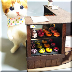 羊毛フェルト　猫　茶トラはちわれ猫さんのドーナツ屋さん　ミニチュア　チャトラ　ねこ　ネコ　猫フィギュア 9枚目の画像
