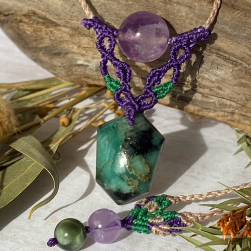 エメラルドと大きなアメジストビーズ♢ エメラルドのペンダント  