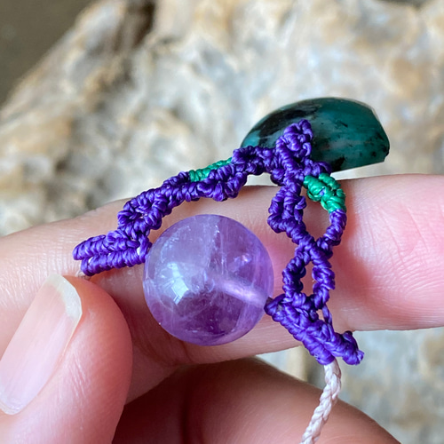 エメラルドと大きなアメジストビーズ♢ エメラルドのペンダント  