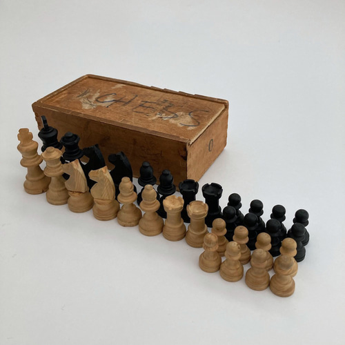 アンティークチェス駒 古い木箱入りチェス 天然木 置物 ゲーム アンティークチェス駒 古い木箱入りチェス 天然木 置物 ゲーム