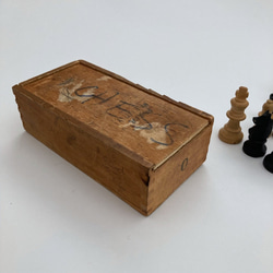 古い木箱入りミニチュアチェス駒セットイギリスアンティーク アンティークチェス駒 古い木箱入りチェス 天然木 置物 ゲーム