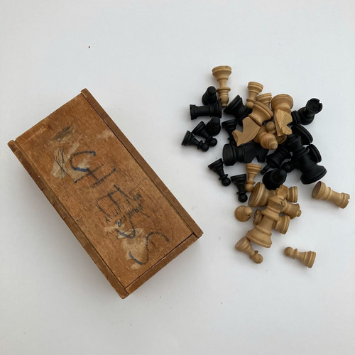 アンティークチェス駒 古い木箱入りチェス 天然木 置物 ゲーム アンティークチェス駒 古い木箱入りチェス 天然木 置物 ゲーム