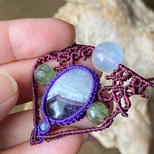 天秘糸』大きなパープルフローライトとファントムアメジストのマクラメ