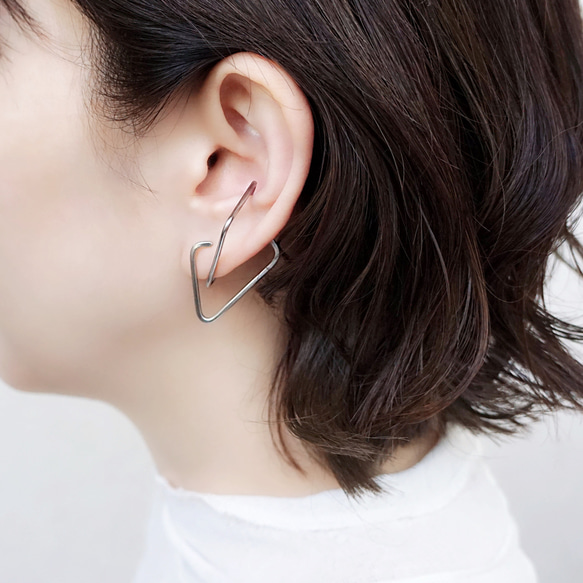 “quiet.mold”不銹鋼耳夾，配蛇形鏈，雙向 第3張的照片