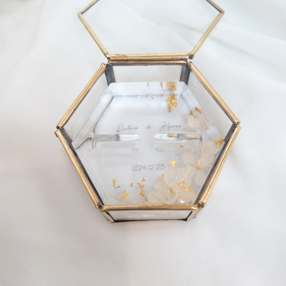 金箔　白の紫陽花　レジンリングピロー×アンティークガラスケース 1枚目の画像