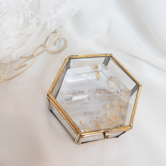金箔　白の紫陽花　レジンリングピロー×アンティークガラスケース 2枚目の画像