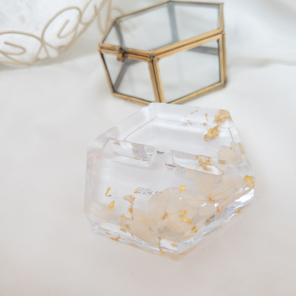 金箔　白の紫陽花　レジンリングピロー×アンティークガラスケース 7枚目の画像