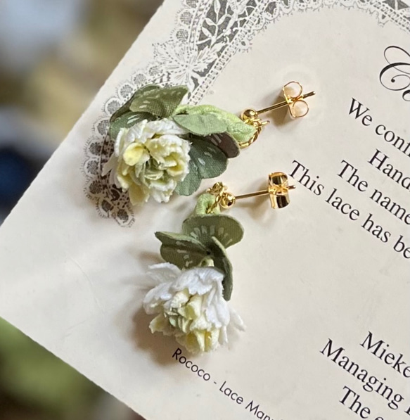 野に咲く花〜白詰草の布花ピアス ピアス（スタッド・一粒