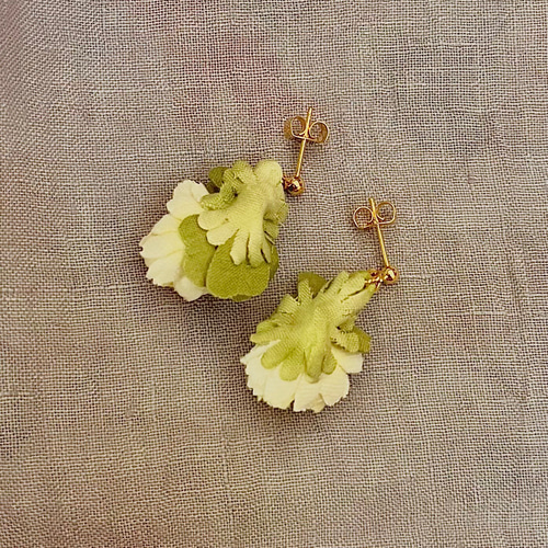 野に咲く花 ※ピアス専用 野に咲く花〜白詰草の布花ピアス ピアス（スタッド・一粒