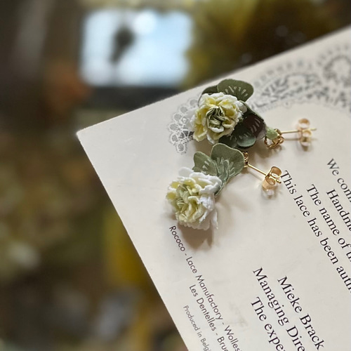野に咲く花〜白詰草の布花ピアス ピアス（スタッド・一粒