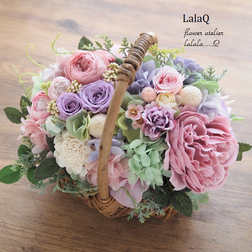 バスケットのフラワーアレンジメント/プリザーブドフラワー