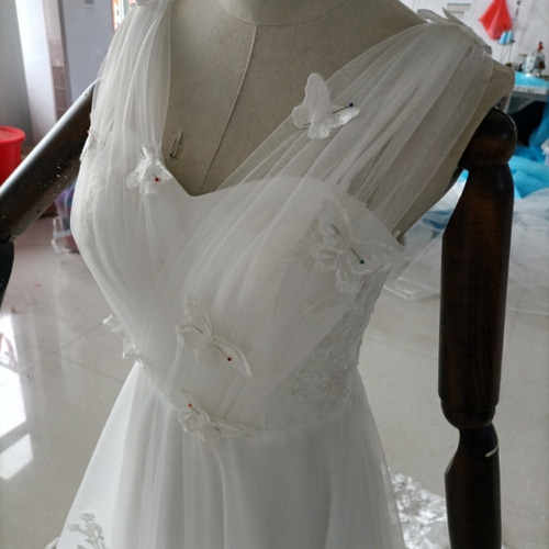 輝きな光彩を放つ ウエディングドレス ソフトチュール ビスチェ3D立体  