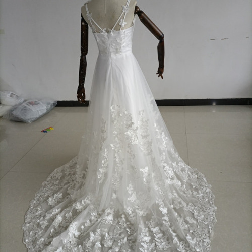 輝きな光彩を放つ ウエディングドレス ソフトチュール ビスチェ3D立体  