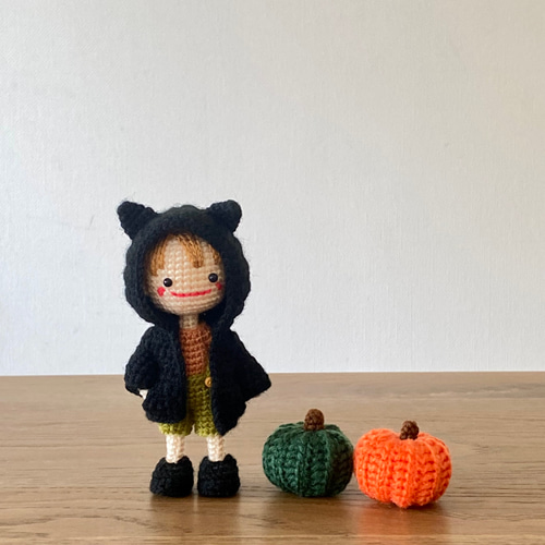 受注制作】黒猫パーカーを着たあみぐるみの男の子【ハロウィンかぼちゃ