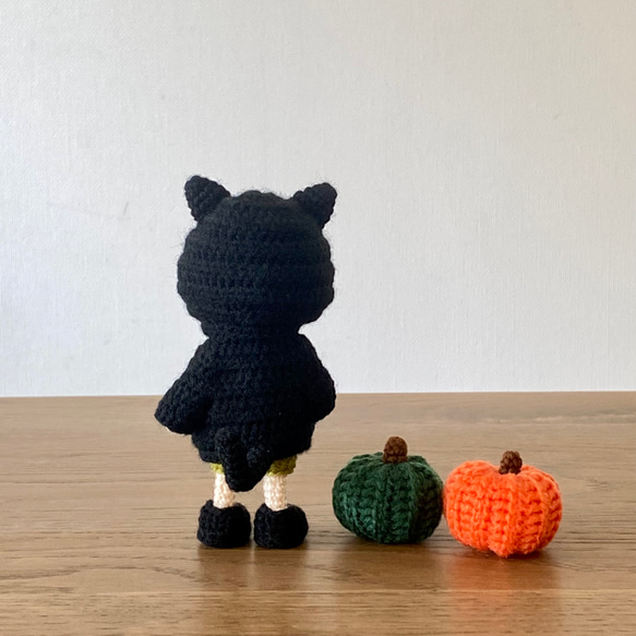 黒猫パーカーを着たあみぐるみの男の子【ハロウィンかぼちゃセット】 4枚目の画像
