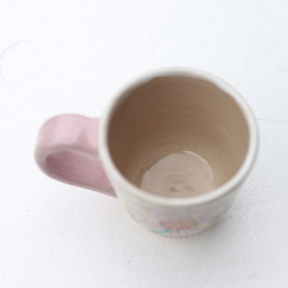 カップを運ぶ蝶絵のマグカップ（ピンクの取っ手） 5枚目の画像
