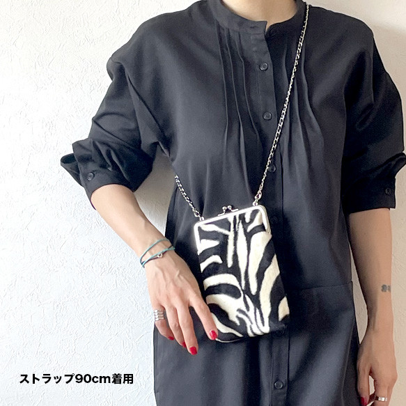 【大人気シリーズ】ゼブラ柄フェイクファー縦型スマホポーチ／スマホポシェット：iPhone各機種・他多数機種対応