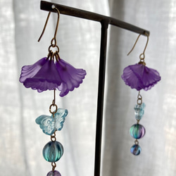 ビビットパープルフラワーガラスの蝶　ピアス　イヤリング 2枚目の画像