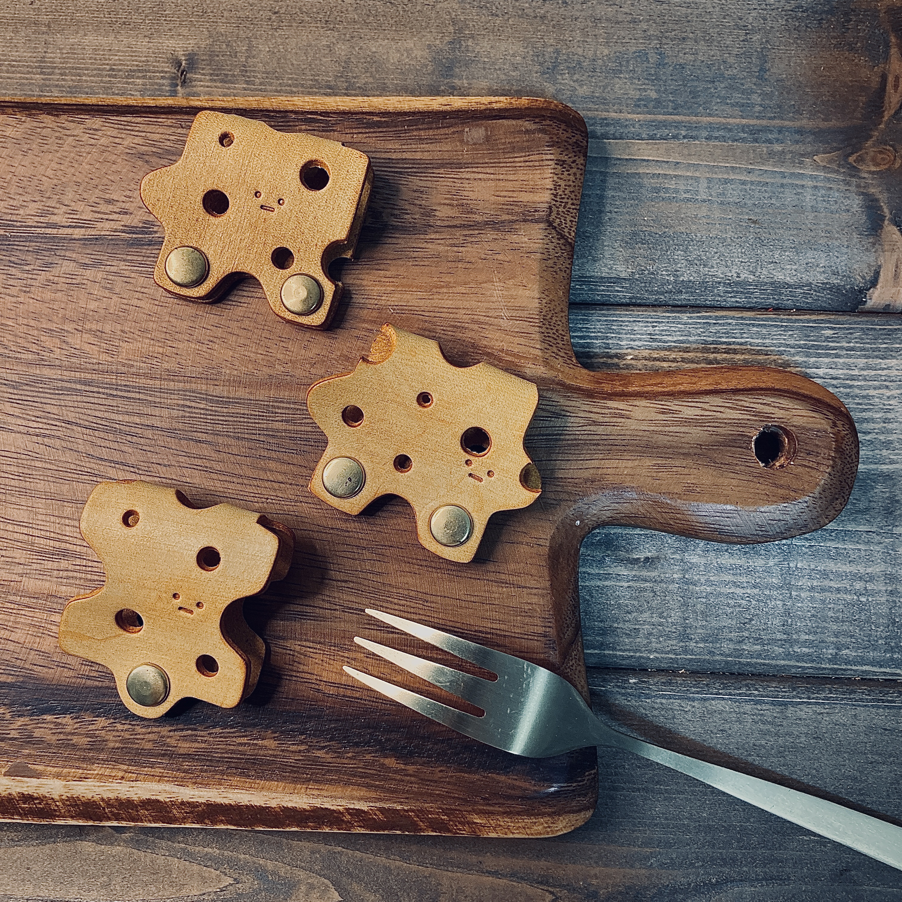 【3個セット】PEACE OF CHEESE  チーズ柄　コードホルダー　コードクリップ　レザー　本革　イヤホン　充電器