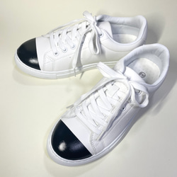 雙色單調合成皮革運動鞋（啞光白 x 琺瑯黑）22.5cm〜24.5cm 第3張的照片
