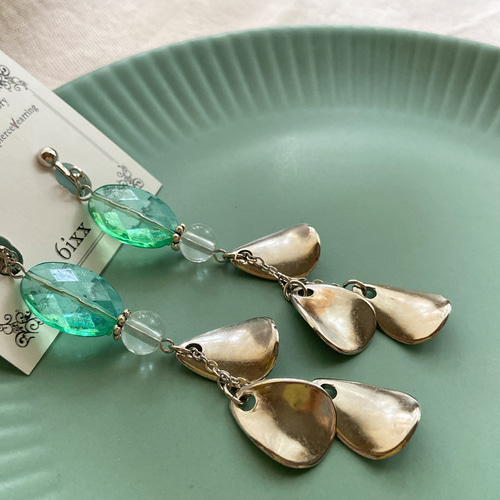 雫ラタンとパープルflowerたっぷりのピアス 不十分 