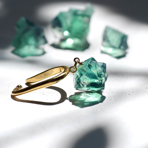 空色蓄光ランタンと鉱物イヤーカフと鉱石の十字架と雫付き☆雪の