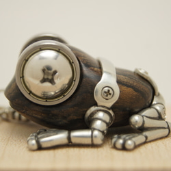 カエル　シャム柿（木材）ピューター（金属）キーホルダーやバッグチャーム、置物 4枚目の画像