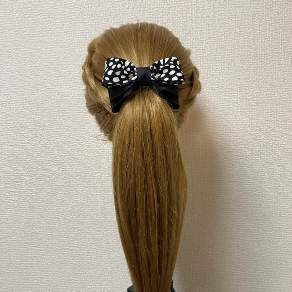 お値下げ中　美品　acca ポニー　ヘアアクセサリー リボン型 黒 220822 手のひらサイズのヘアリボンポニーフック 黒&柄リボン