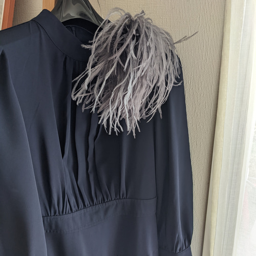 オーストリッチ　フェザーコサージュ　ライトグレー オーストリッチ フェザーコサージュ ライトグレー - メルカリ