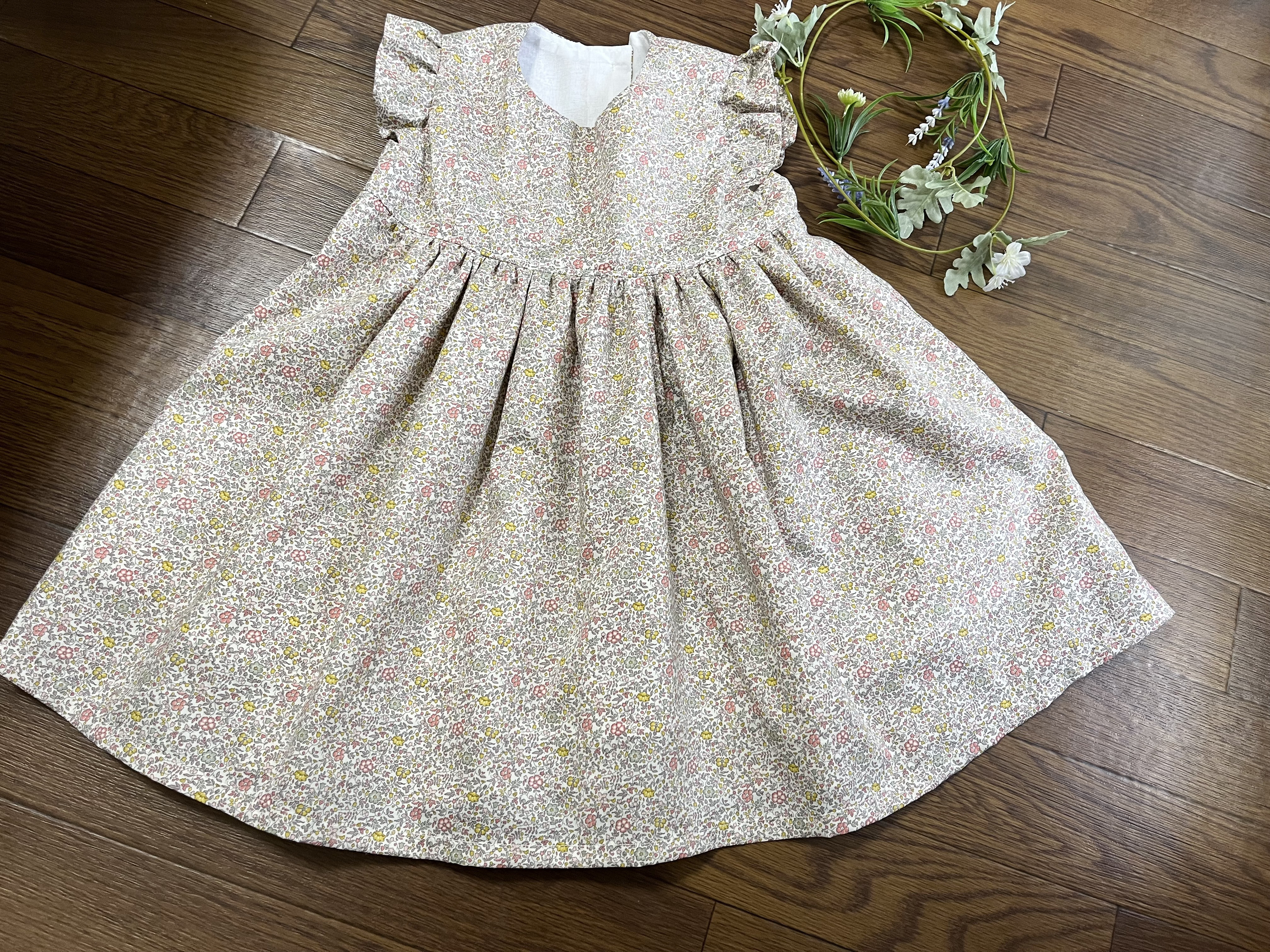 リバティプリントの小花模様のワンピース