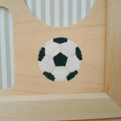 サッカーの木刺繍フォトフレーム　サッカーボールとフィールド 3枚目の画像