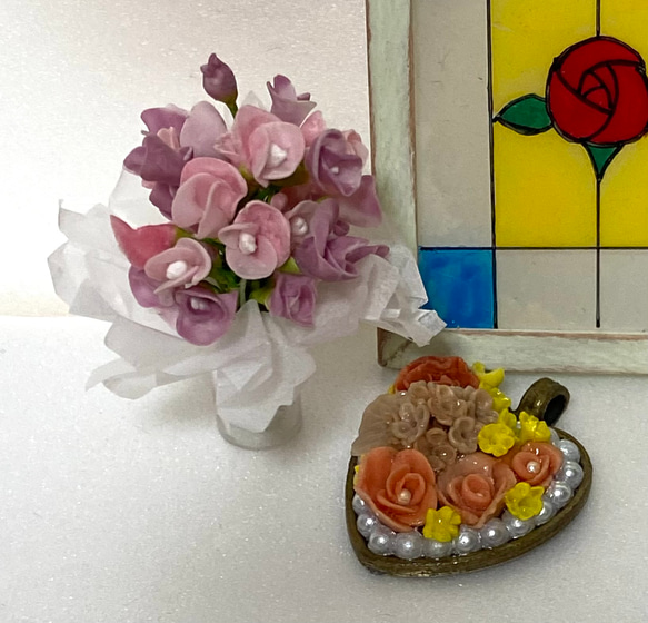 ミニチュア樹脂粘土の花（花束とペンダントヘッド） 1枚目の画像