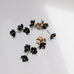 ブラック連花（2way チタンポストピアス） 2枚目の画像