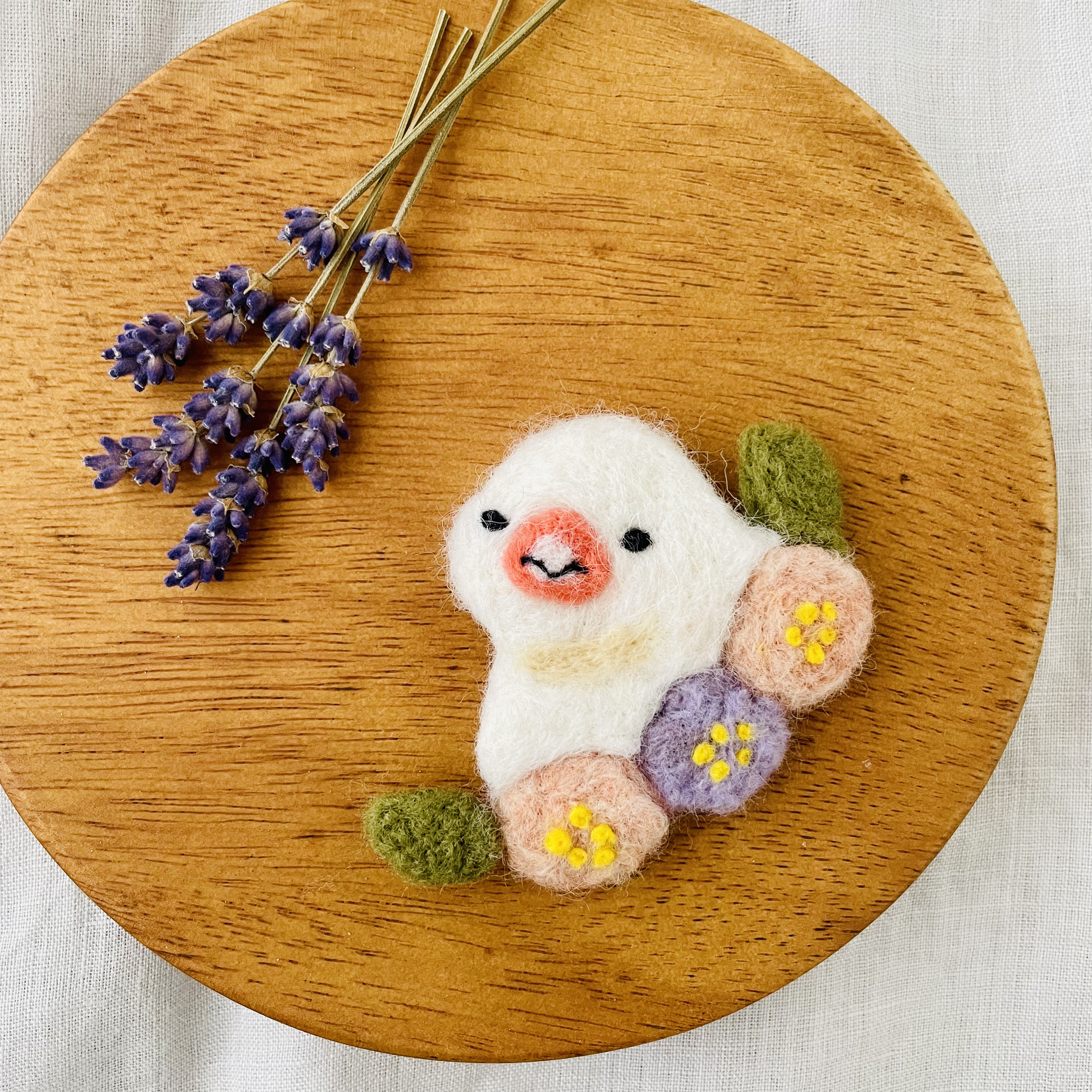 お花からヒョコ文鳥ブローチ 鳥 文鳥ブローチ 羊毛フェルトブローチ