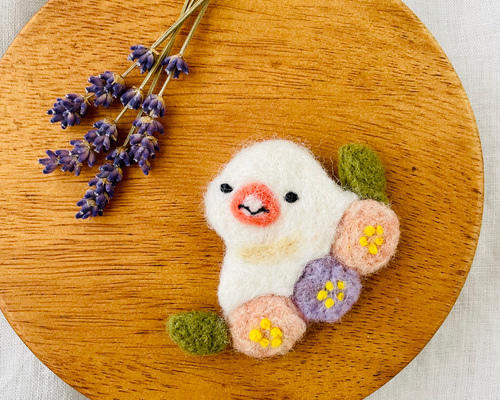 お花からヒョコ文鳥ブローチ 鳥 文鳥ブローチ 羊毛フェルトブローチ