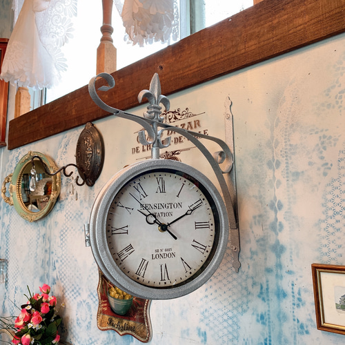 アンティークな部屋/ 両面式 壁掛け時計（回転型） ウォールクロック