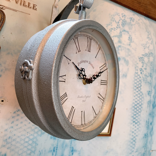 アンティークな部屋/ 両面式 壁掛け時計（回転型） ウォール