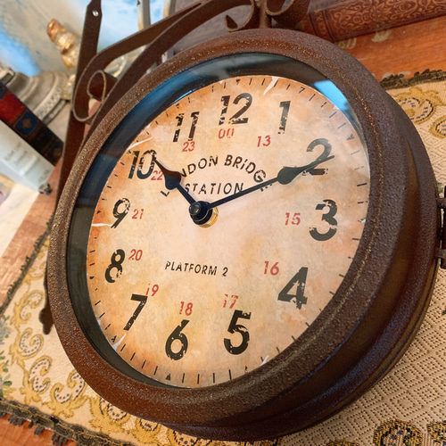 アンティークな部屋/ 両面式 壁掛け時計（回転型） ウォールクロック