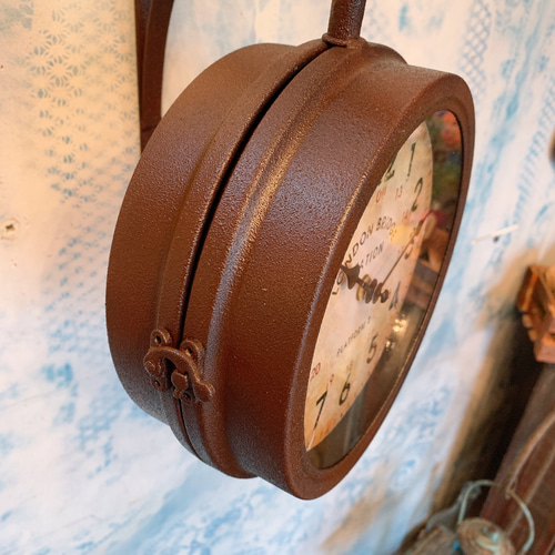 アンティークな部屋/ 両面式 壁掛け時計（回転型） ウォールクロック