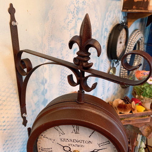 アンティークな部屋/ 両面式 壁掛け時計（回転型） ウォール