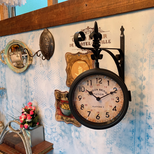 アンティークな部屋/ 両面式 壁掛け時計（回転型） ウォール