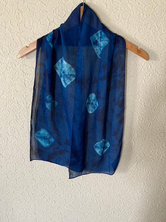 天然藍染　絹プチスカーフ 2枚目の画像